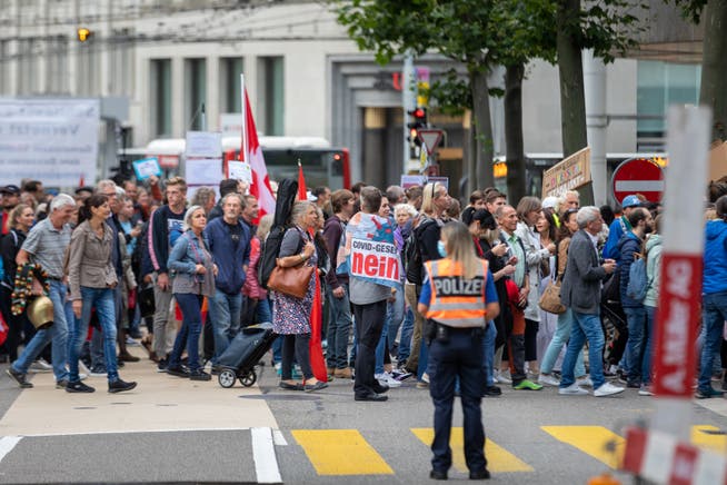 Bei einem Protestzug von Massnahmenkritikerinnen und –kritikern durch St.Gallen im August 2021 ist die Polizei vor Ort präsent.