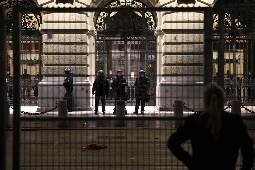 Polizisten bewachen das Bundeshaus.