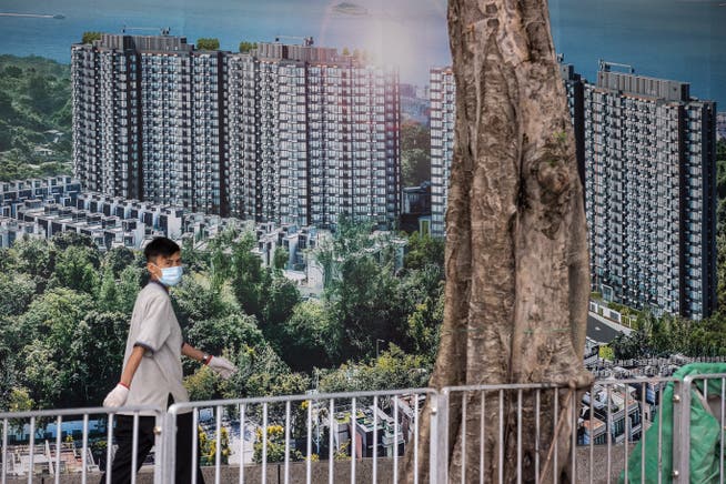 Die Aktien des chinesischen Immobilienriesen Evergrande haben massiv an Wert verloren. Im Bild: Ein Mann vor einer Werbung für das Wohnprojekt Emerald Bay in Hong Kong von Evergrande. 