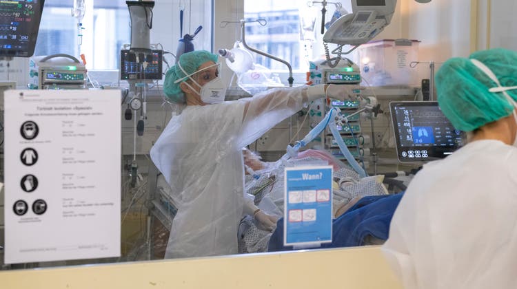 Covid-19-Patienten werden auf einer Intensivstation behandelt. (Bild: Alex Spichale)
