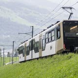 Die erste neue Zugkomposition der Rigi Bahnen während einer Testfahrt  zwischen Goldau und der Station Kräbel an der Rigi. (Bild: Urs Flüeler/Keystone)
