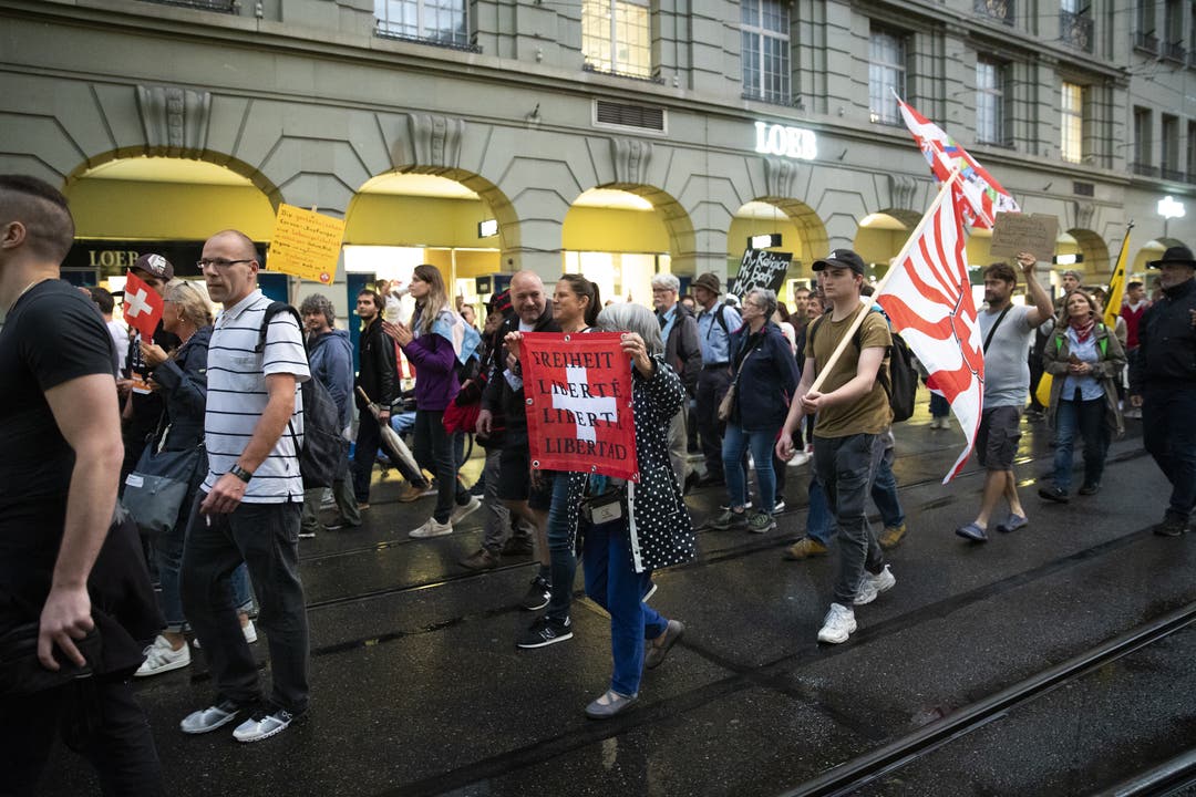 Die Demonstrationsteilnehmer ziehen vom Bahnhof Bern in Richtung Bundeshaus.