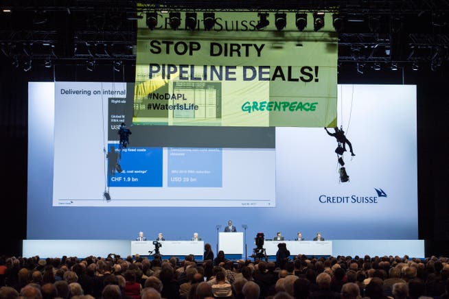 Greenpeace-Aktivisten seilen sich etwa 2017 im Hallenstadion ab um gegen die Finanzierung von Pipeline-Projekten durch die CS zu wehren.