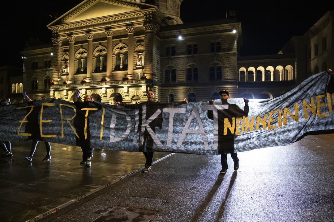 Demonstranten auf dem Bundesplatz halten ein Transparent mit der Aufschrift «Zertidiktat Nein» hoch, während der Demonstration gegen die Massnahmen im Zusammenhang mit dem Coronavirus.