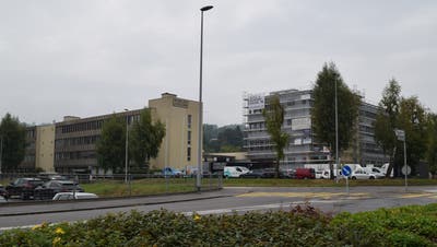 In und an den Gebäuden an der Nordstrasse 1 in Wohlen, links das Bürohaus, rechts das Gewerbehaus, stehen grössere Veränderungen an. (Pascal Bruhin)