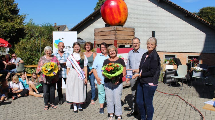 Apfelkönigin Larissa Häberli und Gemeindepräsident Hans Feuz gratulieren den Altnauer Medaillengewinnern. (Bild: Manuela Olgiati)