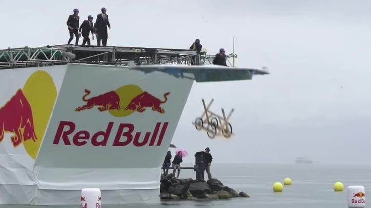 Selbst gebastelte Fluggeräte starten am Strand von Bellerive von einer sechs Meter hohen Rampe