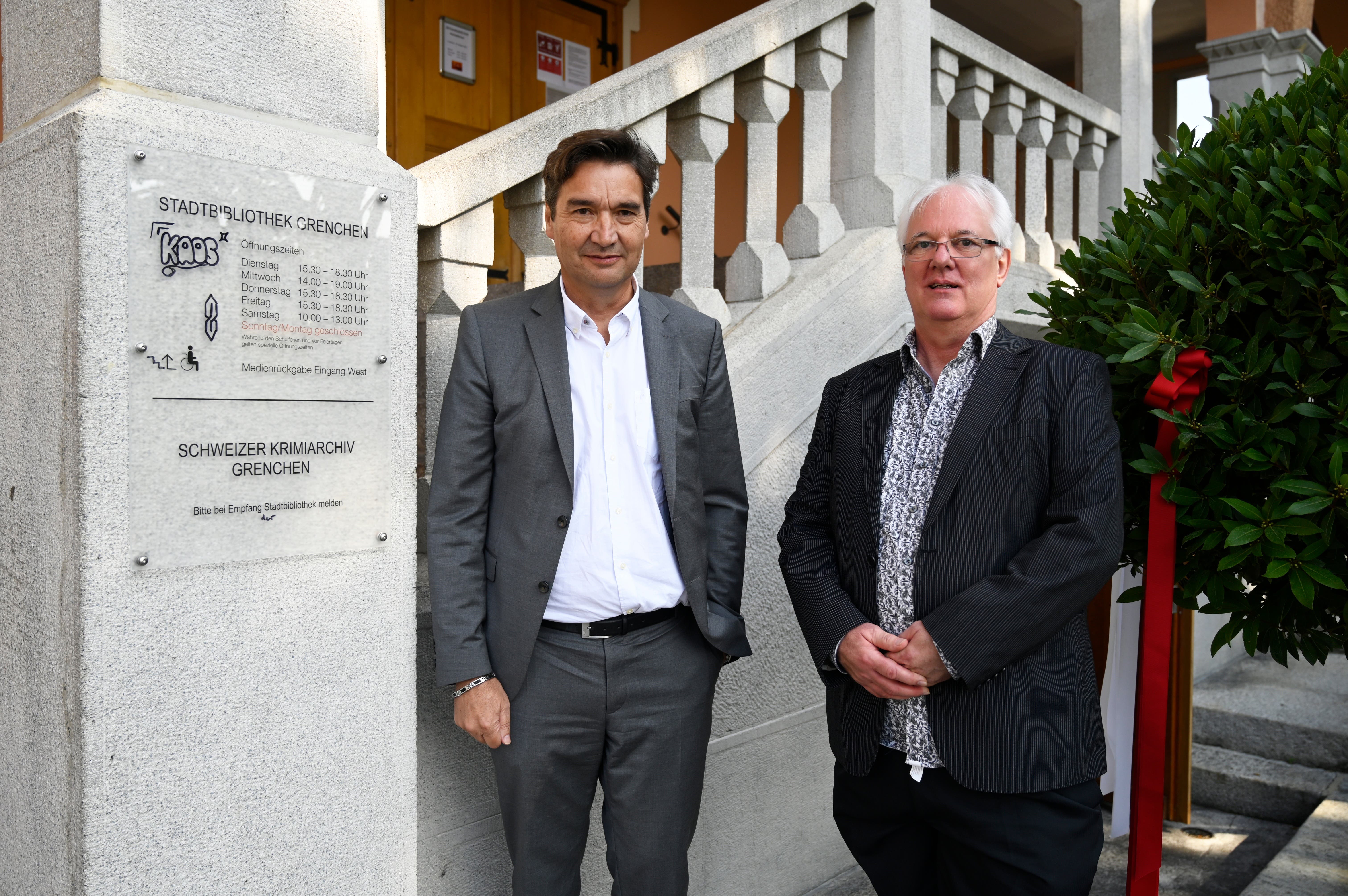 Eröffnung des Schweizerischen Krimiarchivs im UG der Stadtbibliothek Grenchen mit Stadtpräsident François Scheidegger und Initiator Paul Ott