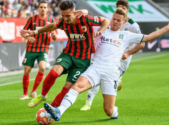Duel among Swiss national players: Augsburg striker Andi Zeqiri (left) against Mönchengladbach defender Nico Elvedi.