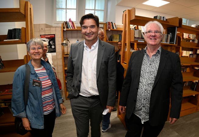 Eröffnung des Schweizerischen Krimiarchivs im UG der Stadtbibliothek Grenchen mit Stadtpräsident François Scheidegger und Initiator Paul Ott.