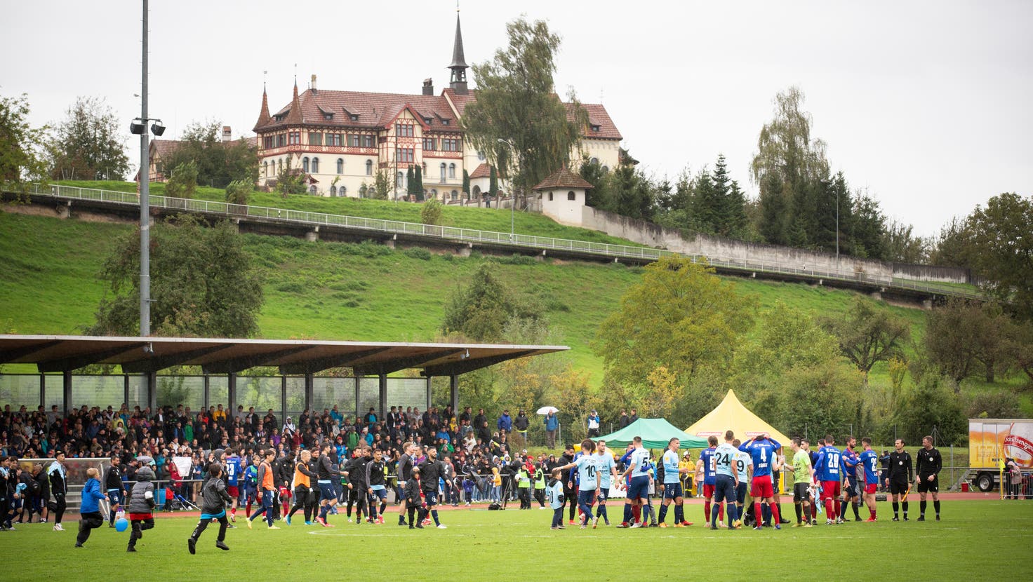 2021 traf der FC Rorschach-Goldach auf den FC Basel auf der Sportanlage Kellen in Tübach. Im Hintergrund das Kloster St.Scholastika. (Tobias Garcia (19. September 2021))