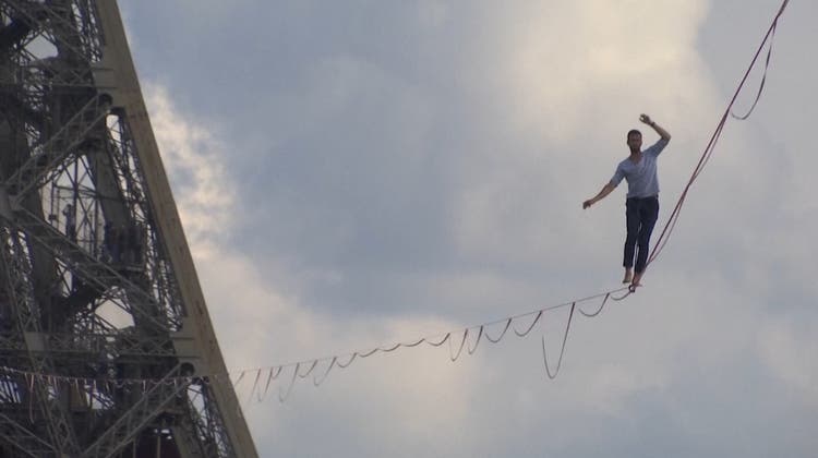 Hochseilkünstler balanciert in Paris vom Eiffelturm 670 Meter über die Seine