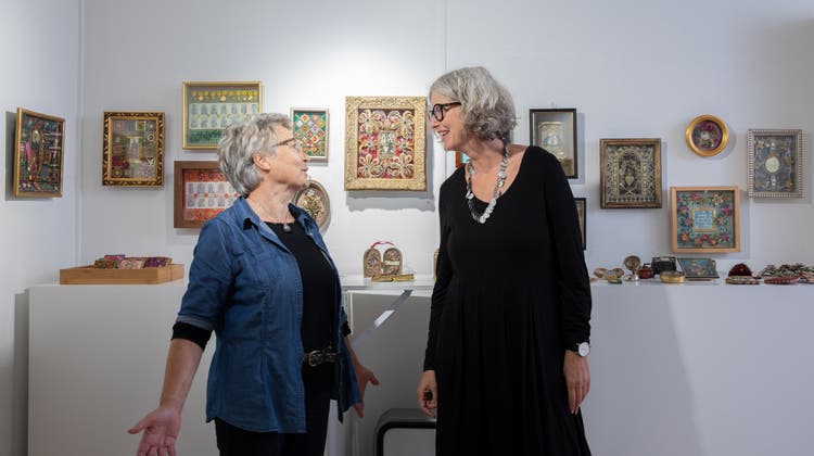 «Klosterarbeiten» im Kunstkiosk: Im Bild sind die Künstlerinnen Barbara Baumann (rechts) und Trudi Ziegler-Baumann. (Bild: Matthias Jurt (Baar, 17. September 2021))