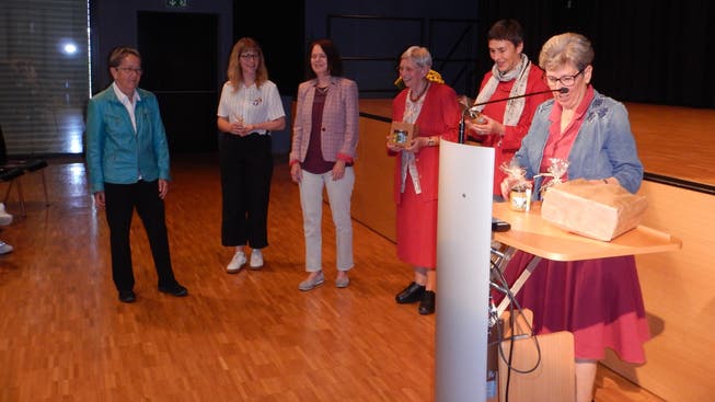 Käthi Gut (rechts) überreichte den Referentinnen (von links) Hildegard Fässler, Andrea Scheck, Claudia Friedl, Hanna Sahlfeld-Singer und Barbara Gysi ein kleines Geschenk.