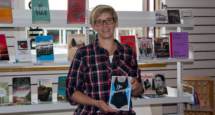 Die Sarmenstorfer Bibliothekarin Christina Eppisser zeigt ihr aktuelles Lieblingsbuch «Die Schwimmerin».