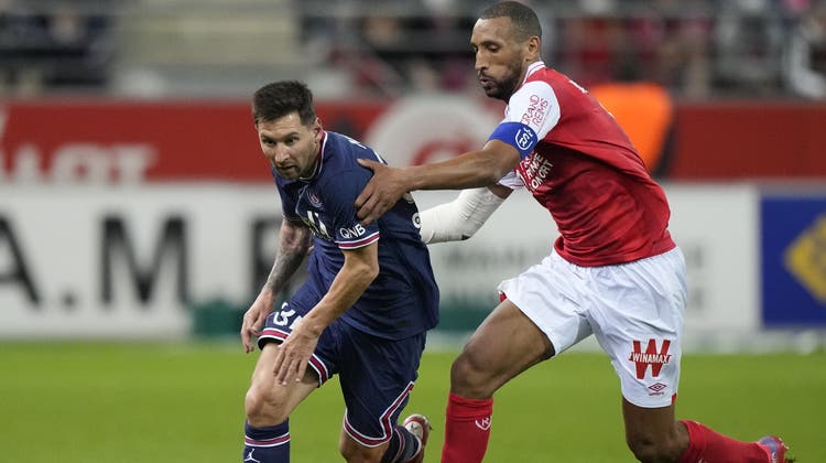 Lionel Messi im Duell mit Reims Captain Yunis Abdelhamid. (Francois Mori / AP)
