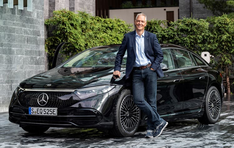 Marc Langenbrinck mit dem neuen Mercedes-Benz EQS; der Stromer bietet bis zu 780 km Reichweite.