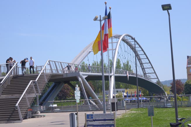 Mit einer neuen Brücke soll die Lücke am rechten Rheinufer geschlossen werden. Sie wäre ein Zusatz zur bestehenden Dreiländerbrücke (im Bild).