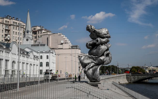 Die Skulptur des Schweizer Künstlers Urs Fischer erhitzt die Gemüter in Russlands Hauptstadt.