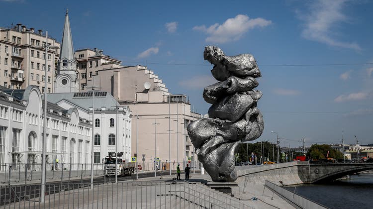 Die Skulptur des Schweizer Künstlers Urs Fischer erhitzt die Gemüter in Russlands Hauptstadt. (Keystone)
