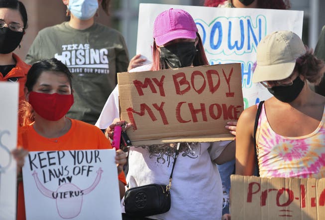 In Edinburg, Texas demonstrieren Menschen gegen das neue restriktive Abtreibungs-Gesetz. Auf den Transparenten ist beispielsweise zu lesen: «Mein Körper, meine Wahl» und «Finger weg von meinem Uterus».