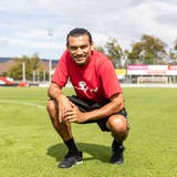 Posieren auf der topfebenen Unterlage: Einst spielte er selber für den FC Aarau, seit 14 Jahren ist Gil Hemmi Herr über den Rasen im Brügglifeld. (Valentin Hehli)