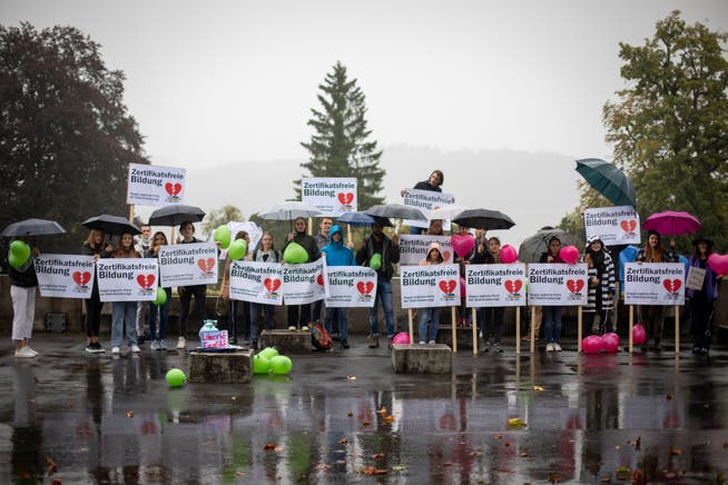 Zum Semesterstart protestieren Studierende der HSG und der Fachhochschule Ost in St.Gallen gegen die Zertifikatspflicht.