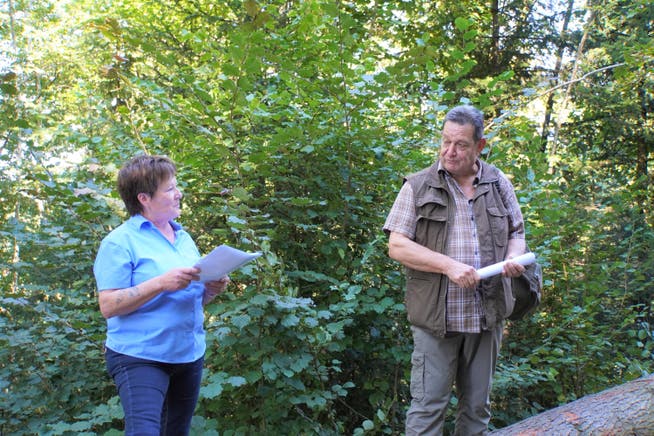 Gemeinderätin Trudy Müller dankt Martin Leu für seinen Einsatz im Schöftler Wald.