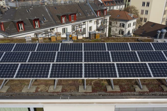 Der Ausbau von Photovoltaikanlagen sei in Zürich auf jedem fünften Dach möglich. (Symbolbild) 