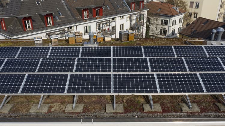 Der Ausbau von Photovoltaikanlagen sei in Zürich auf jedem fünften Dach möglich. (Symbolbild) (KEYSTONE)