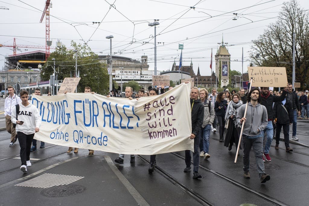 Studierende protestieren vor dem Hauptbahnhof Zürich gegen die neue Zertifikatspflicht an Hochschulen.
