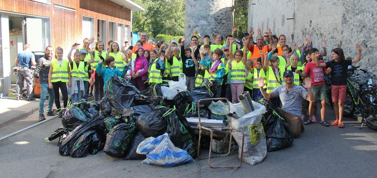 Über 120 Teilnehmerinnen und Teilnehmer haben am Clean-up-Day in Bremgarten mitgeholfen, die Stadt zu säubern. Eine der Gruppen zeigt hier ihren gesammelten Müllberg.