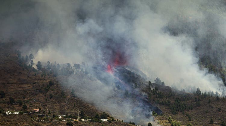 Rauch über dem Cumbre Vieja: Die Gebirgskette spuckt seit Sonntag Feuer. (Jonathan Rodriguez / AP)