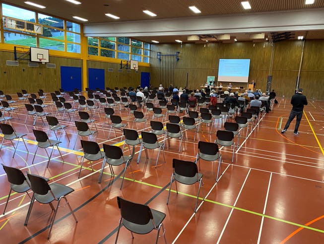 Es hätte noch Platz gehabt für weitere Zuhörerinnen und Zuhörer: Info-Veranstaltung des Gemeinderats in der Turnhalle Wydenhof.