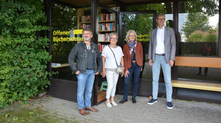Christof Stillhard, Marietta Wiederkehr, Marianne Heusser und Anders Stokholm vor dem Offenen Bücherschrank beim Spital. (Bild: Kim Ariffin)