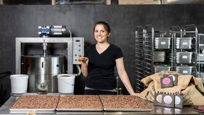 Britta Kürzi stellt in Schlieren in ihrer Schokoladenmanufaktur vegane Schokolade im Bean-to-Bar-Verfahren her. (Severin Bigler)
