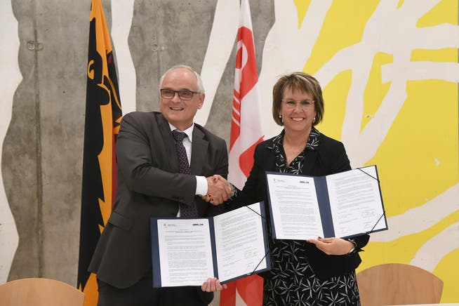 Der Berner Regierungsrat Pierre Alain Schnegg und die jurassische Regierungspräsidentin Nathalie Barthoulot bei der Unterzeichnung der «Roadmap». 