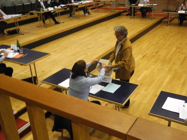 Bei diversen Kommissionen und Vertretungen kam es zu Kampfwahlen: SP-Präsidentin Angela Kummer bei der Stimmabgabe bei Stadtschreiberin Luzia Meister.