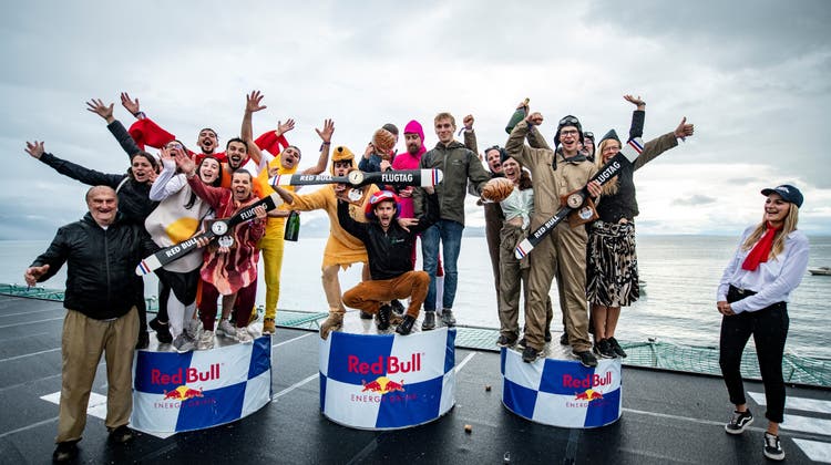 Das Siegerpodest vom diesjährigen Red-Bull-Flugtag in Lausanne: links das zweitplatzierte Team «Raclette auf der Flucht» aus Alpnach. (Bild: redbullmediahouse.com)