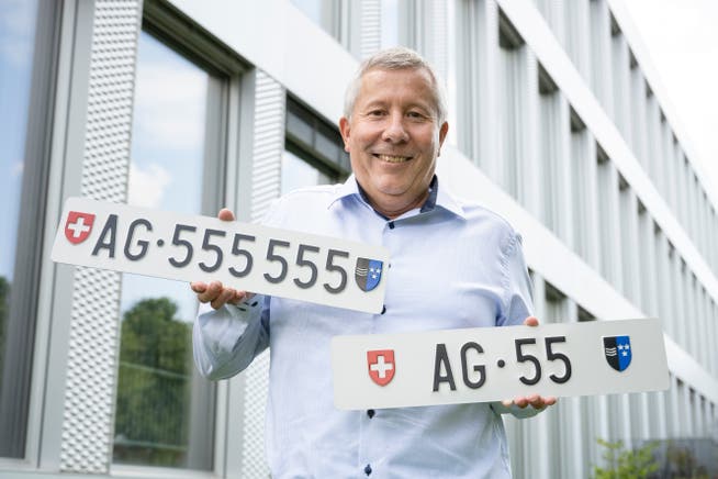 Richard Spathelf vom Strassenverkehrsamt zeigt die beiden Nummern, die am Mittwochabend versteigert wurden. AG 55 schenkte richtig ein.