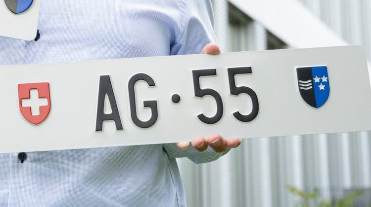 Richard Spathelf vom Strassenverkehrsamt zeigt die beiden Nummern, die im Herbst 2021 versteigert wurden. AG 55 schenkte richtig ein. (Bild: Alex Spichale)