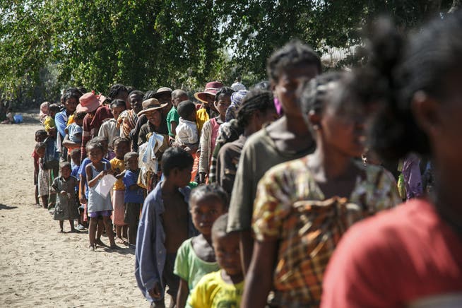 Von Mangelernährung Betroffene stehen in Madagaskar Schlange vor einer mobilen Klinik der Hilfsorganisation Ärzte ohne Grenzen.