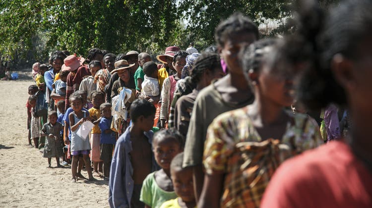 Von Mangelernährung Betroffene stehen in Madagaskar Schlange vor einer mobilen Klinik der Hilfsorganisation Ärzte ohne Grenzen. (Rijasolo / AFP (Befeno, 2. September 2021))