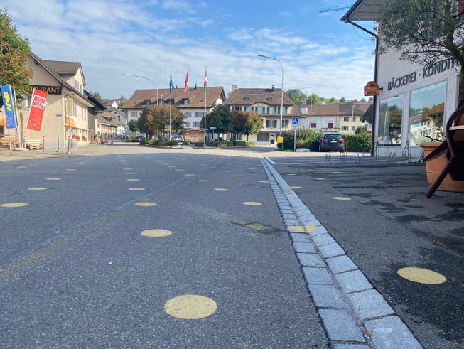 Das Dorfzentrum von Lengnau: Die gelben Bodenmarkierungen sind Teil der Versuchsphase und geben zu reden. 