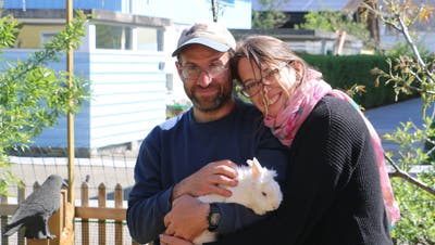 Haben sich die Pflege von Kleintieren auf ihrem Gnadenhof Tierparadies zur Lebensaufgabe gemacht: Reto und Martina Gschwend. (Bild: Dennis Kalt (14. Mai 2021))