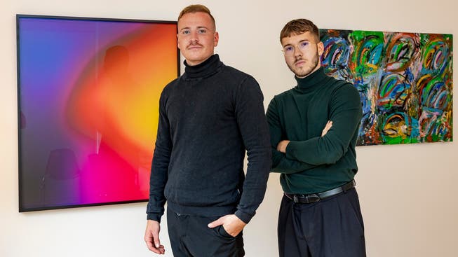 Janik Bürgin (links) und Oliver Jauslin mit je einem ihrer Werke im Ausstellungsraum an der Missionsstrasse 24.