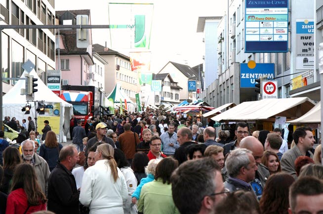 Der Uzwiler Herbstmarkt zieht jeweils viele Besucherinnen und Besucher an.