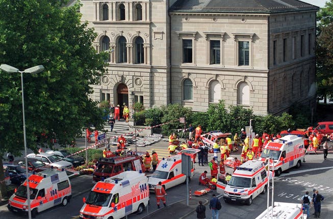 Feuerwehr, Rettungsdienst, Polizei am 27. September 2001 im Einsatz vor dem Zuger Regierungsgebäude.