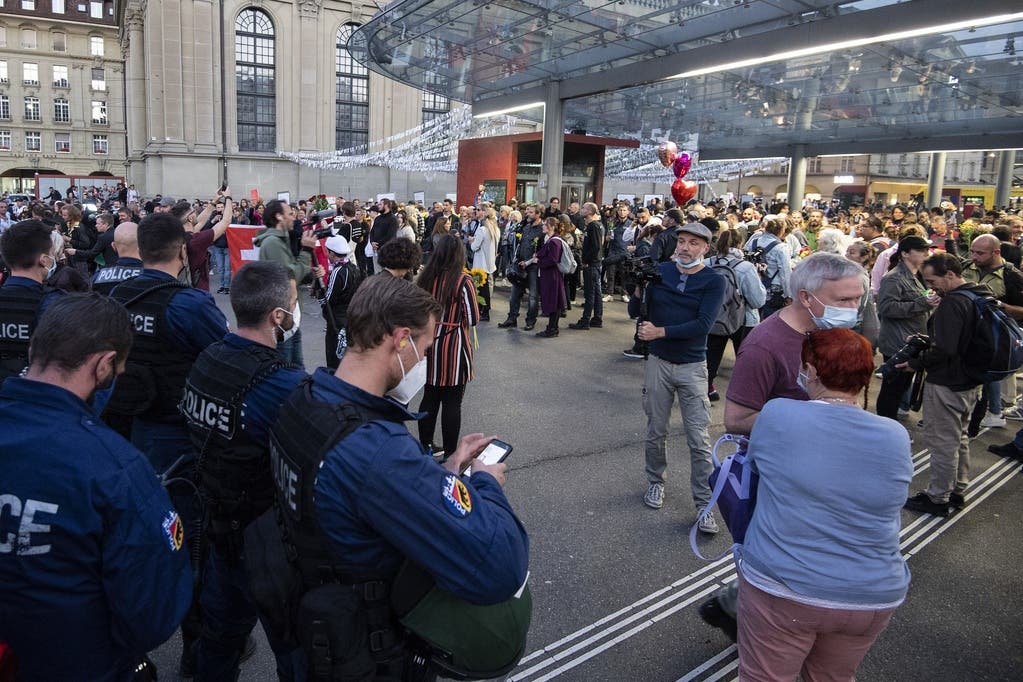 Die Demonstranten beim Bahnhof Bern.