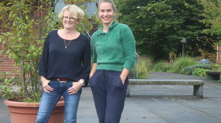 Die Programmverantwortlichen Corinne Maier (links) und Sandra Sieber freuen sich auf die neue Theatersaison. (André Weyermann)